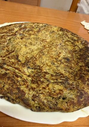 Una foto de Tortilla de patata con cebolla y morcilla