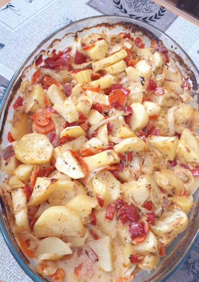 Картопля запечена з овочами