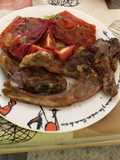 Chuletas de cordero con pastel de pimientos y berenjena