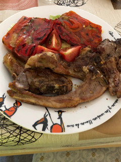 Una foto de Chuletas de cordero con pastel de pimientos y berenjena