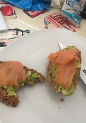 Une photo de Toasts guacamole maison et saumon