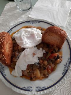 Una foto de Chanfaina con huevos escalfados