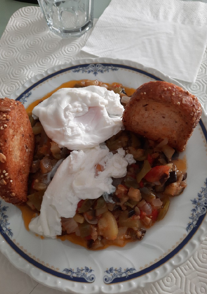 Una foto de Chanfaina con huevos escalfados