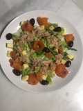 Ensalada con salmón marinado casero y queso de Mahón