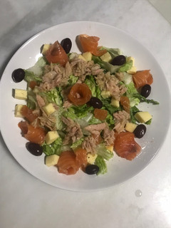 Una foto de Ensalada con salmón marinado casero y queso de Mahón