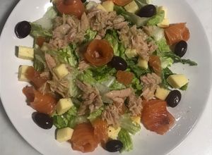 Una foto de Ensalada con salmón marinado casero y queso de Mahón