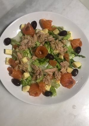 Una foto de Ensalada con salmón marinado casero y queso de Mahón