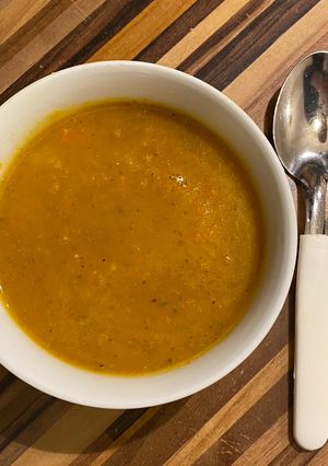 Una foto de Sopa de zanahoria y brócoli