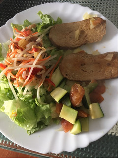 Una foto de Papillote de verduras y seitán con ensalada