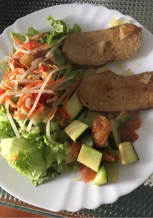 Una foto de Papillote de verduras y seitán con ensalada