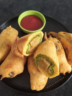 ભરેલાં મરચાં ના ભજીયા (Marcha na bhajiya recipe in Gujarati) રેસીપી મુખ્ય ફોટો