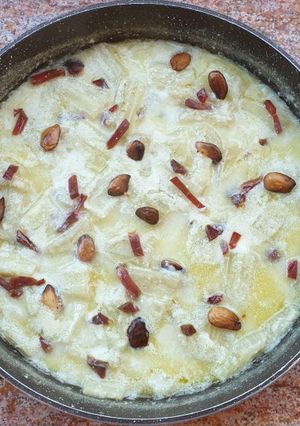Una foto de Cardo con salsa de almendras y virutas de jamón
