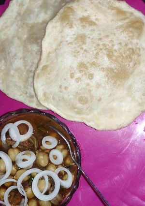 पंजाबी छोले और भटुरे (punjabi chole aur bhature reicpe in Hindi) रेसिपी मुख्य फोटो