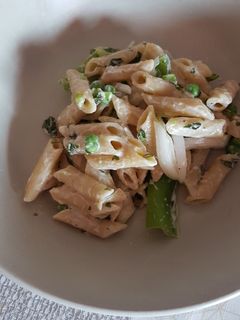 Una foto de 🥗 Ensalada de pasta con limón 🍋, hierbabuena 🌿  y yogur