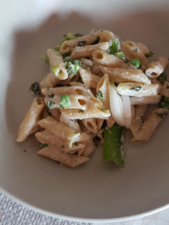 Una foto de 🥗 Ensalada de pasta con limón 🍋, hierbabuena 🌿 y yogur