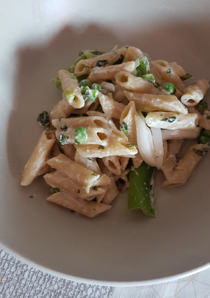 Una foto de 🥗 Ensalada de pasta con limón 🍋, hierbabuena 🌿  y yogur