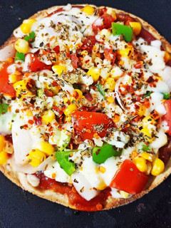 ભાખરી પીઝા(Bhakhri Pizza Recipe In Gujarati) રેસીપી મુખ્ય ફોટો
