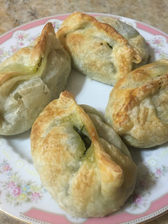 Una foto de Empanadas de espinacas con salsa blanca