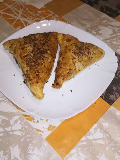 Una foto de Triángulo de hojaldre relleno nutella y turrón blando