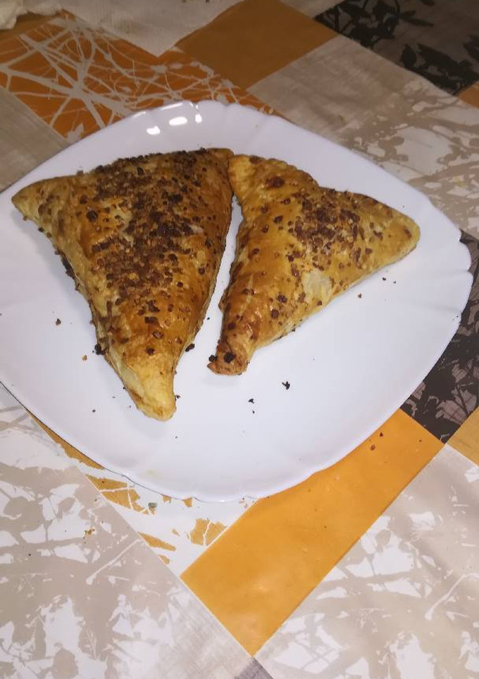 Una foto de Triángulo de hojaldre relleno nutella y turrón blando