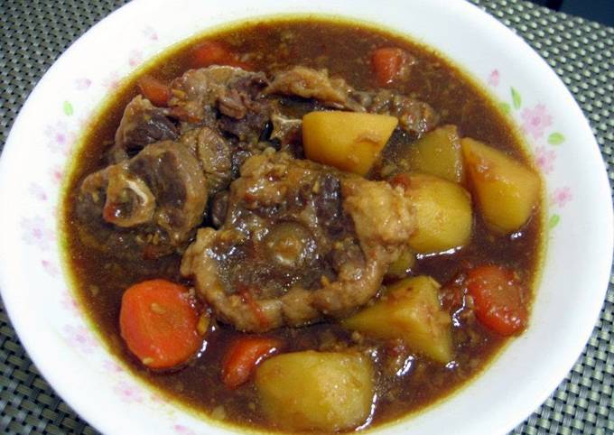 Easiest Way to Prepare Quick Oxtail With Potato And Carrot Stew