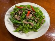 一張青椒炒牛肉的照片