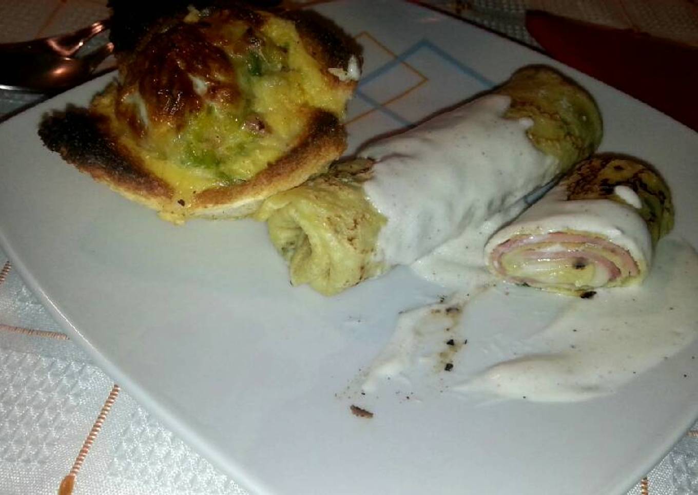 Mini cesta de beicon y Crêpes en salsa de queso de cabra