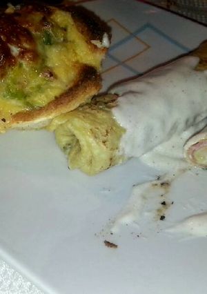 Una foto de Mini cesta de beicon y Crêpes en salsa de queso de cabra