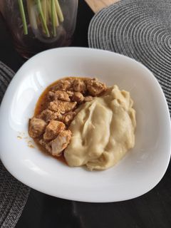 Sárgaborsó főzelék csirkemell pörköltettel recept fotója