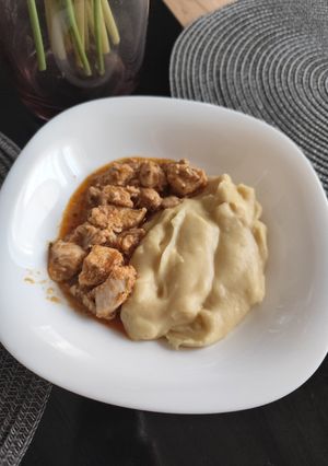 Sárgaborsó főzelék csirkemell pörköltettel recept fotója