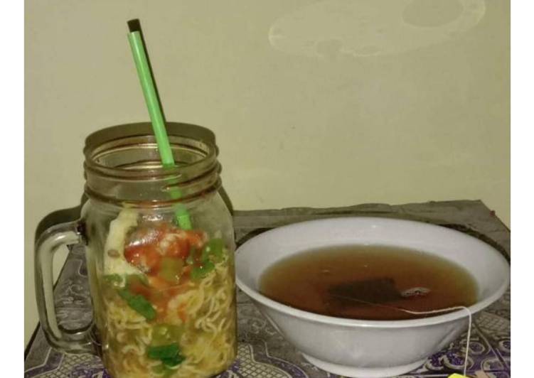 Indomie gelas dan teh mangkok