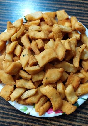 मैदे की सलोनी/ नमक पारे निमकी (Maida ki saloni/ namakpare nimki recipe in hindi) रेसिपी मुख्य फोटो