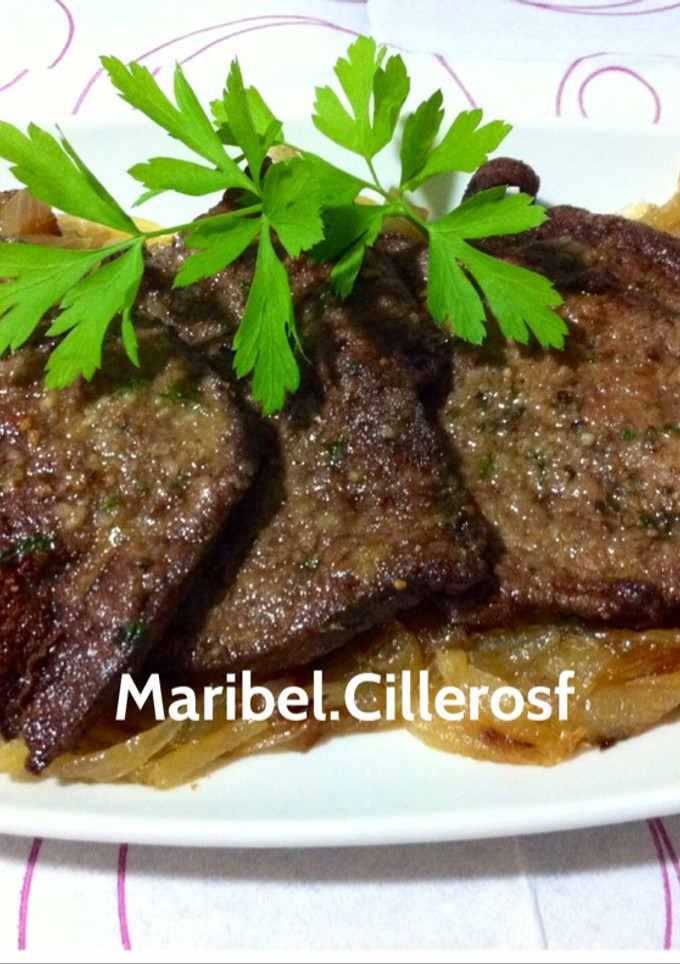 Una foto de Filetes de hígado de ternera con cebolla caramelizada