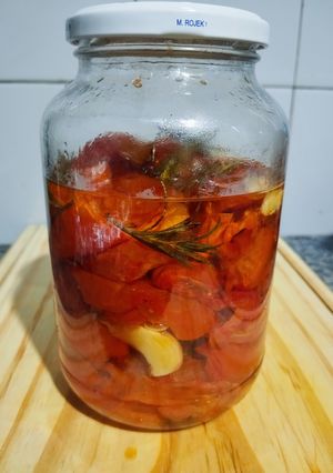 Una foto de Tomates Confitados al Romero y Ajo