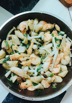 Hình của món Tôm xào nấm.