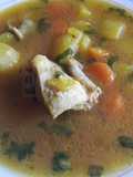 Caldo de pollo con cilantro