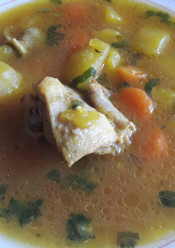 Una foto de Caldo de pollo con cilantro