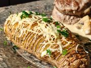 Una foto de papas hasselback