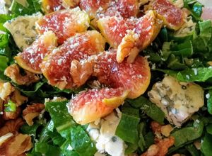 Una foto de Ensalada mixta con higos frescos