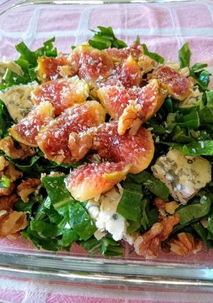 Una foto de Ensalada mixta con higos frescos
