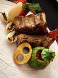 Costilla de cerdo con vegetales al grill y salsa de tuna al vino tinto