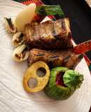 Costilla de cerdo con vegetales al grill y salsa de tuna al vino tinto