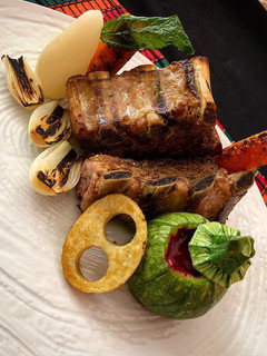 Una foto de Costilla de cerdo con vegetales al grill y salsa de tuna al vino tinto
