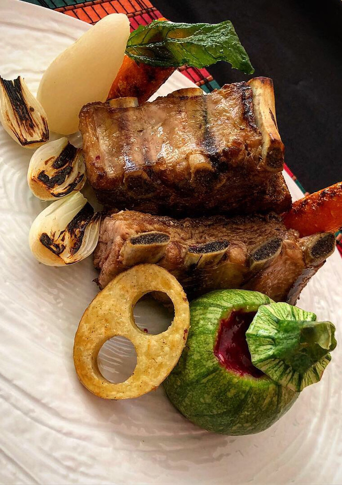 Una foto de Costilla de cerdo con vegetales al grill y salsa de tuna al vino tinto