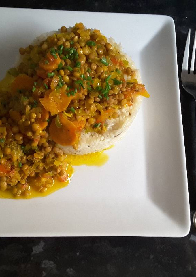 Una foto de Arroz con lentejas con verduras al curry
