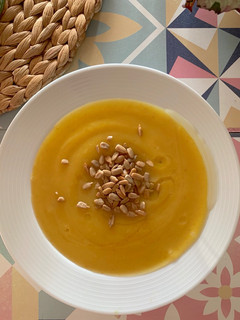 Una foto de Crema de calabaza con curry