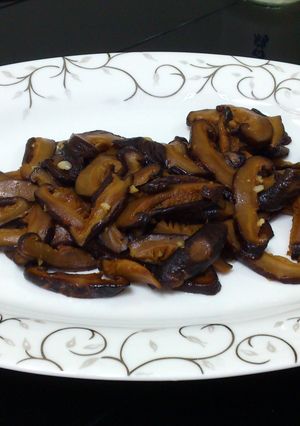 A picture of LG PAN FRY MUSHROOM IN JAPANESE SAKE.