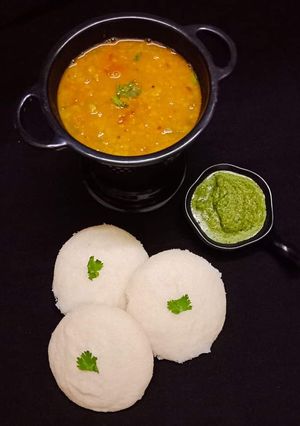 रवा इडली (rava idli recipe in Hindi) रेसिपी मुख्य फोटो