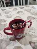 Chocolate Caliente con Malvaviscos y Bastón de Caramelo