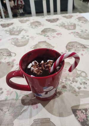 Una foto de Chocolate Caliente con Malvaviscos y Bastón de Caramelo